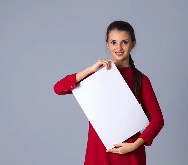 Mulher segurando folha branca de papel — Fotografia de Stock