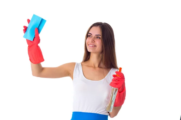 Mujer que usa plumero y detergente — Foto de Stock
