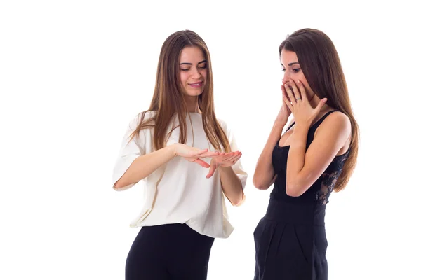 Dos mujeres jóvenes hablando — Foto de Stock
