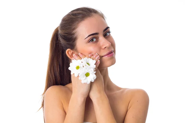 Mujer joven sosteniendo flores blancas — Foto de Stock