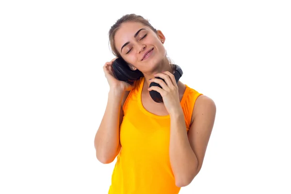 Jovem mulher em fones de ouvido — Fotografia de Stock