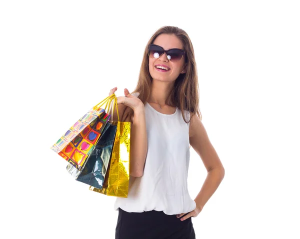 Mulher em óculos de sol com sacos de compras — Fotografia de Stock