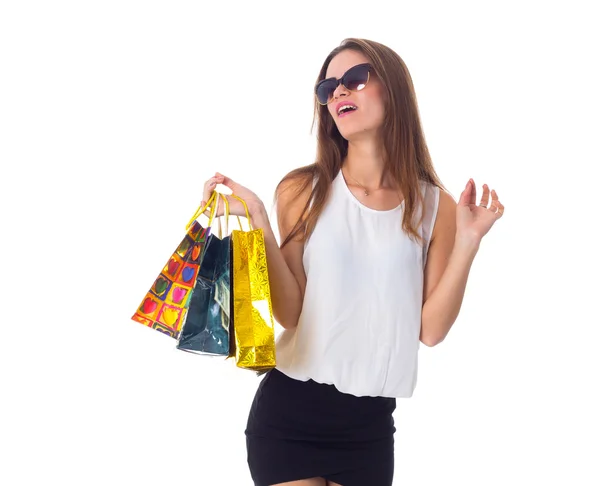 Mulher em óculos de sol com sacos de compras — Fotografia de Stock