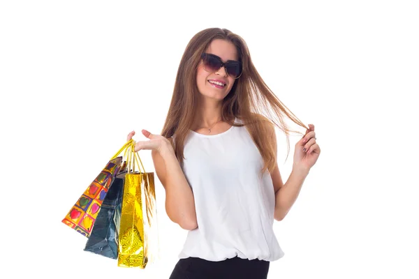 Femme en lunettes de soleil avec sacs à provisions — Photo