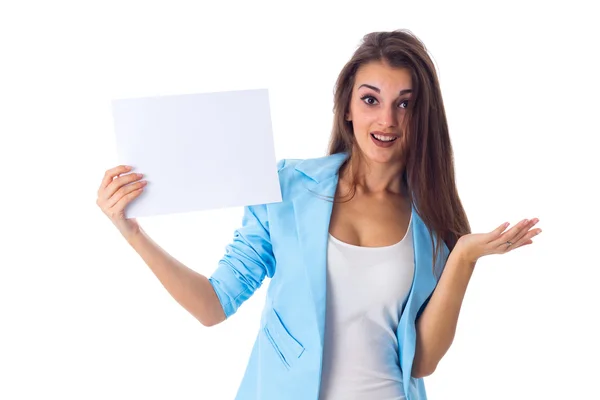 Mujer sosteniendo hoja blanca de papel — Foto de Stock