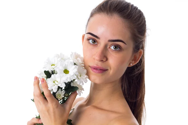 Mujer joven sosteniendo flores blancas — Foto de Stock