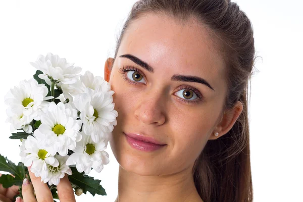 Mujer joven sosteniendo flores blancas — Foto de Stock