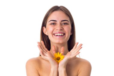 Genç kadın uzun saçlı sarı çiçek tutan