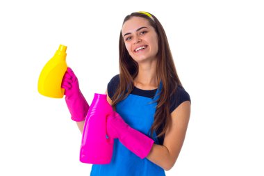 Kadın bir deterjan tutan önlük
