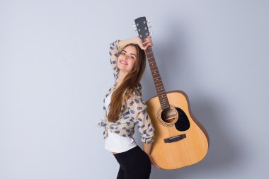 bir gitar tutan genç kadın