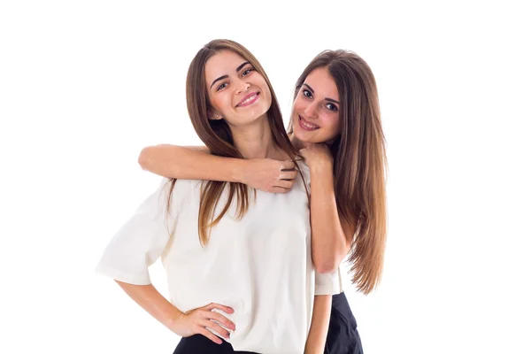 Dos mujeres jóvenes abrazando — Foto de Stock