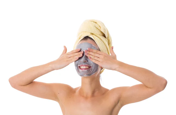 Mujer con toalla en la cabeza y máscara cosmética en la cara — Foto de Stock