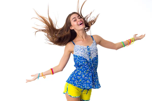 Jovem mulher sorrindo e pulando — Fotografia de Stock