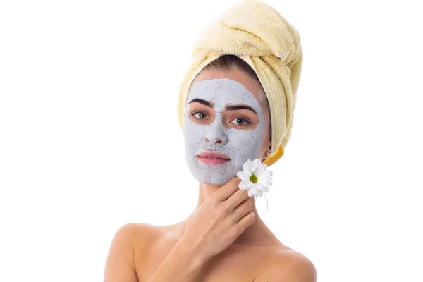 Donna con asciugamano sulla testa e maschera cosmetica sul viso — Foto Stock