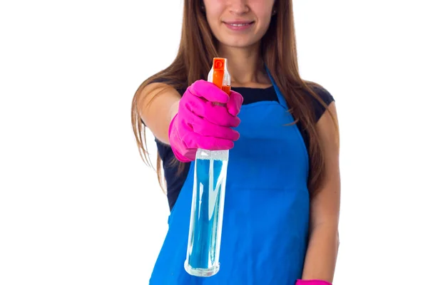 Mulher em avental usando detergente — Fotografia de Stock