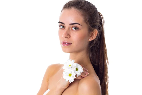 Jonge vrouw bedrijf witte bloemen — Stockfoto