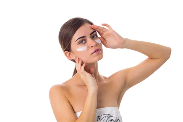 Mujer joven usando crema —  Fotos de Stock