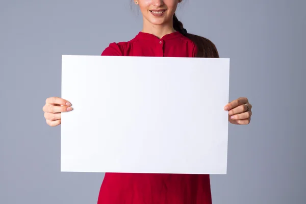 Mulher segurando folha branca de papel — Fotografia de Stock