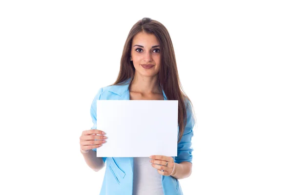 Mujer sosteniendo hoja blanca de papel — Foto de Stock