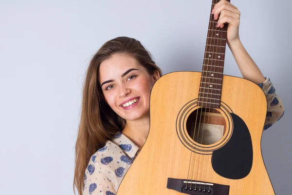 Jovem segurando uma guitarra — Fotografia de Stock