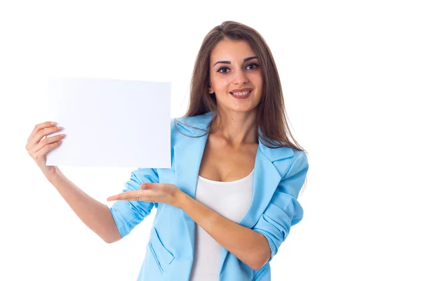 Mulher segurando folha branca de papel — Fotografia de Stock