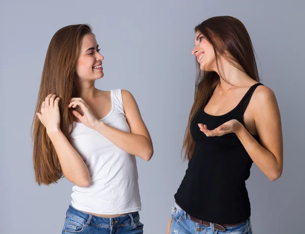 Two young women talking — Stock Photo, Image