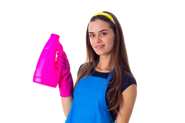 Donna in grembiule con in mano un detergente — Foto Stock