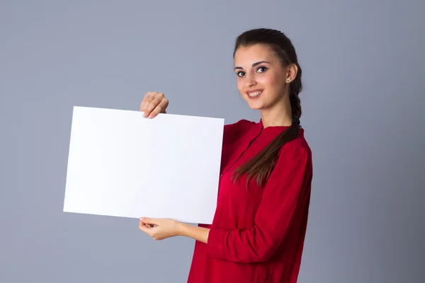 Femme tenant une feuille blanche de papier — Photo