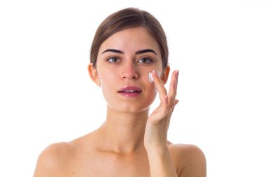 Krem kullanan genç kadın