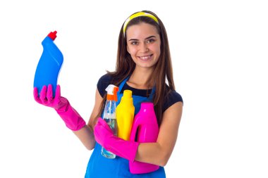 Kadın bir deterjan tutan önlük
