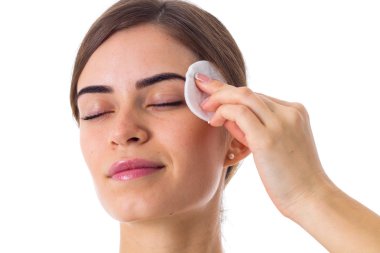 Pamuk tamponlarla kullanan genç kadın