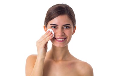 Pamuk tamponlarla kullanan genç kadın