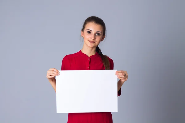 Mujer sosteniendo hoja blanca de papel —  Fotos de Stock