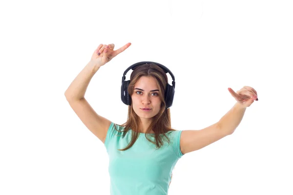 Jovem mulher em fones de ouvido — Fotografia de Stock