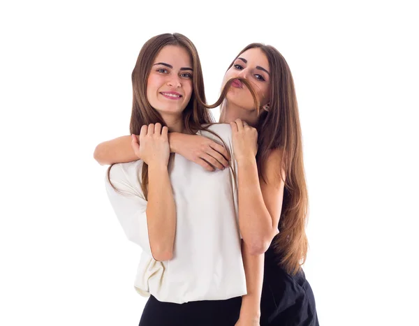 Две молодые женщины обнимаются — стоковое фото