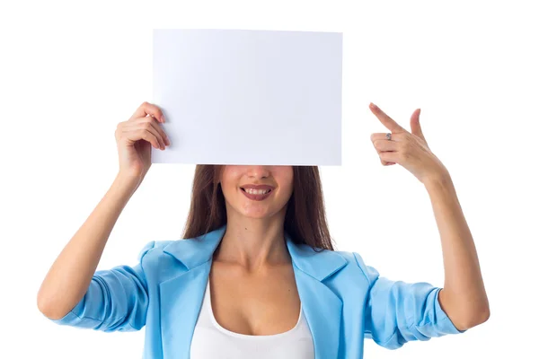 紙の白いシートを保持している女性 — ストック写真