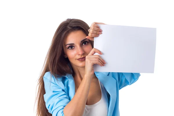 Mujer sosteniendo hoja blanca de papel — Foto de Stock