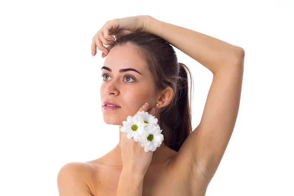 Jonge vrouw bedrijf witte bloemen — Stockfoto