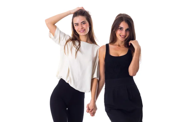 Zwei junge Frauen Händchen haltend — Stockfoto