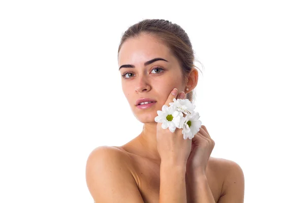 Jonge vrouw bedrijf witte bloemen — Stockfoto