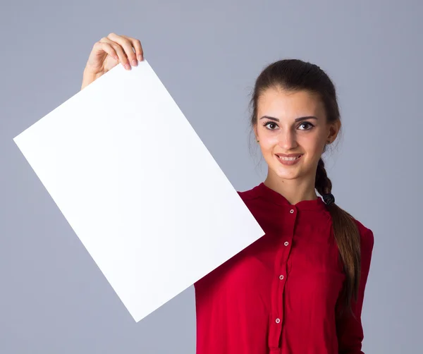 Mujer sosteniendo hoja blanca de papel — Foto de Stock