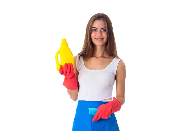 Женщина держит пыльник и моющее средство — стоковое фото