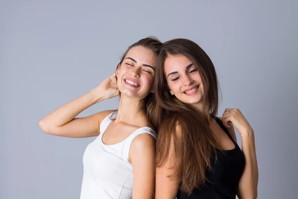 Две молодые женщины улыбаются — стоковое фото