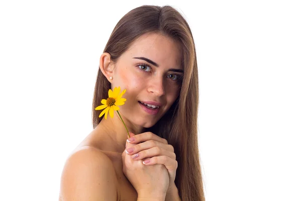 Jovem com cabelo comprido segurando flor amarela — Fotografia de Stock