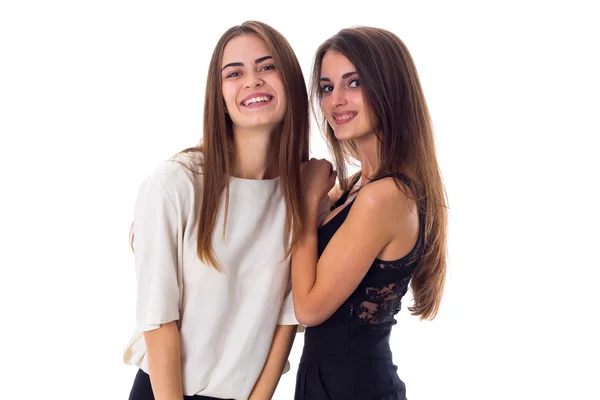 Zwei junge Frauen umarmen sich — Stockfoto