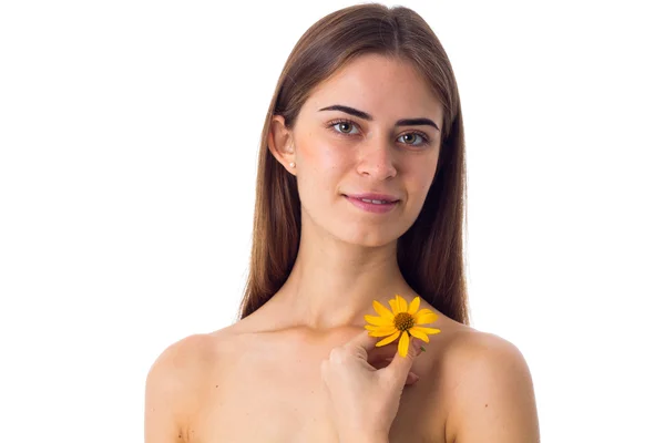 Mujer joven con pelo largo sosteniendo flor amarilla — Foto de Stock