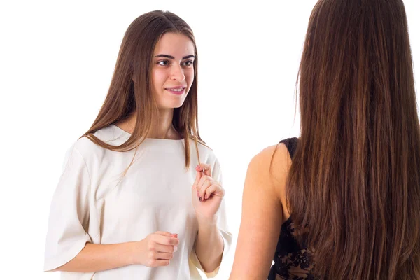 Dos mujeres jóvenes hablando —  Fotos de Stock