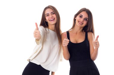İki genç kadın gösteren başparmak yukarıya