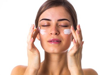 Krem kullanan genç kadın