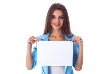 Beyaz kağıdın tutan kadın